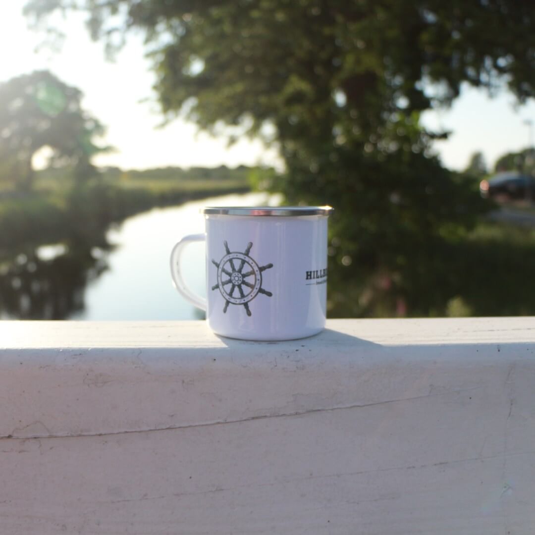 HILLBILLY_Emailletasse_SkullCaptain_Steuerrad_Shopbild_IMG_4147b