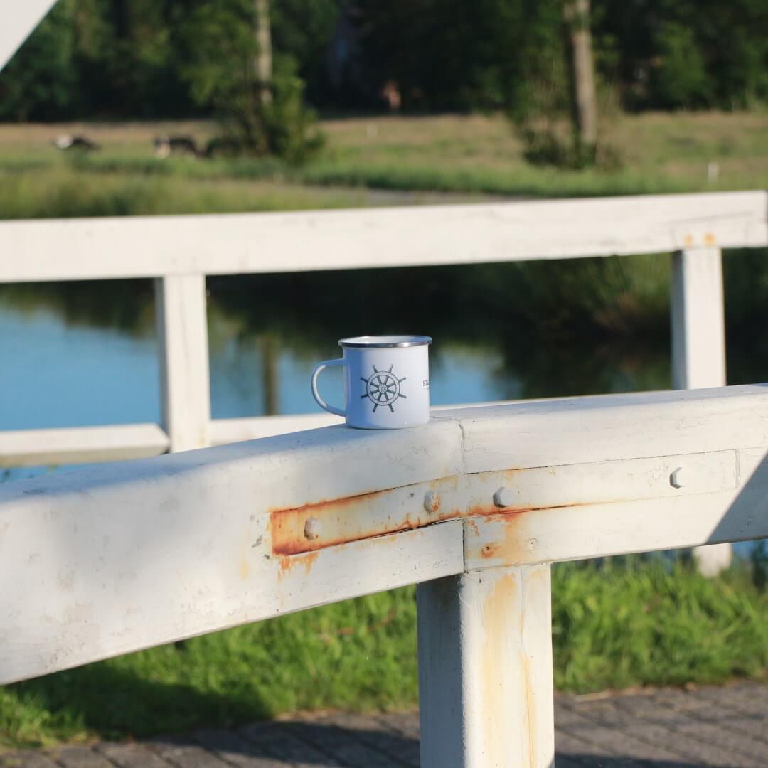 HILLBILLY_Emailletasse_SkullCaptain_Steuerrad_Shopbild_IMG_4157b