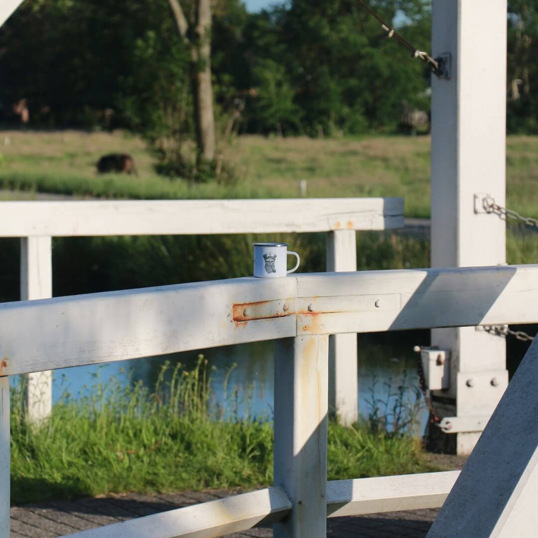 HILLBILLY_Emailletasse_SkullCaptain_Steuerrad_Shopbild_IMG_4151b