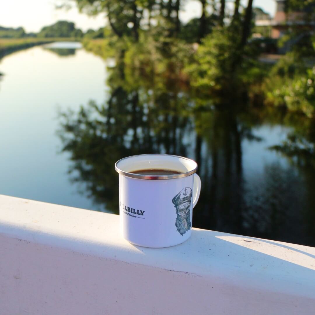 HILLBILLY_Emailletasse_SkullCaptain_Steuerrad_Shopbild_IMG_4117b