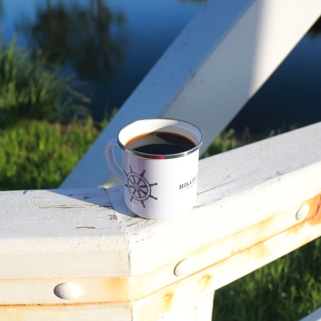 HILLBILLY_Emailletasse_SkullCaptain_Steuerrad_Shopbild_IMG_4170b