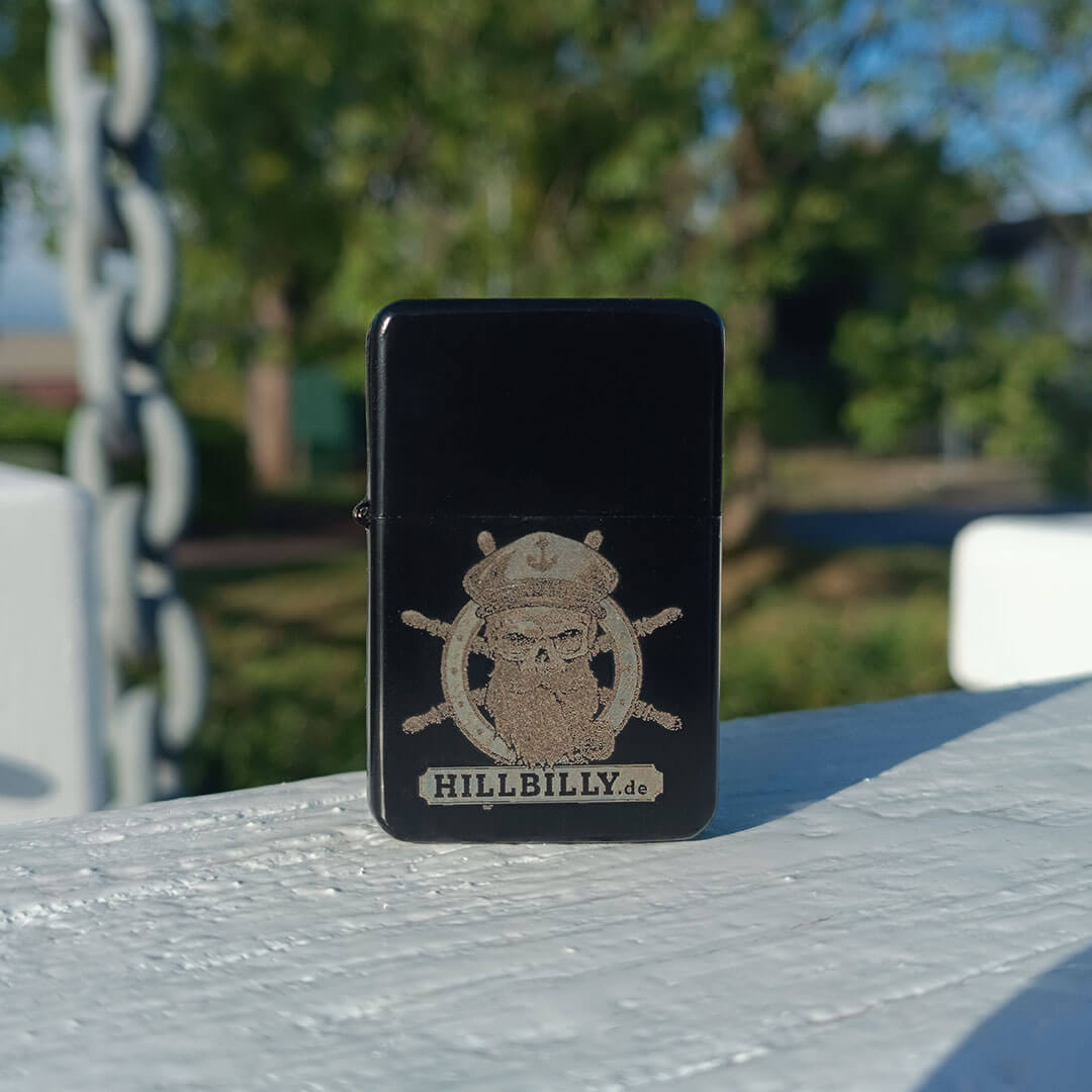 Benzin-Feuerzeug_HILLBILLYde_SkullCaptain_Steuerrad_schwarz_1727544668248