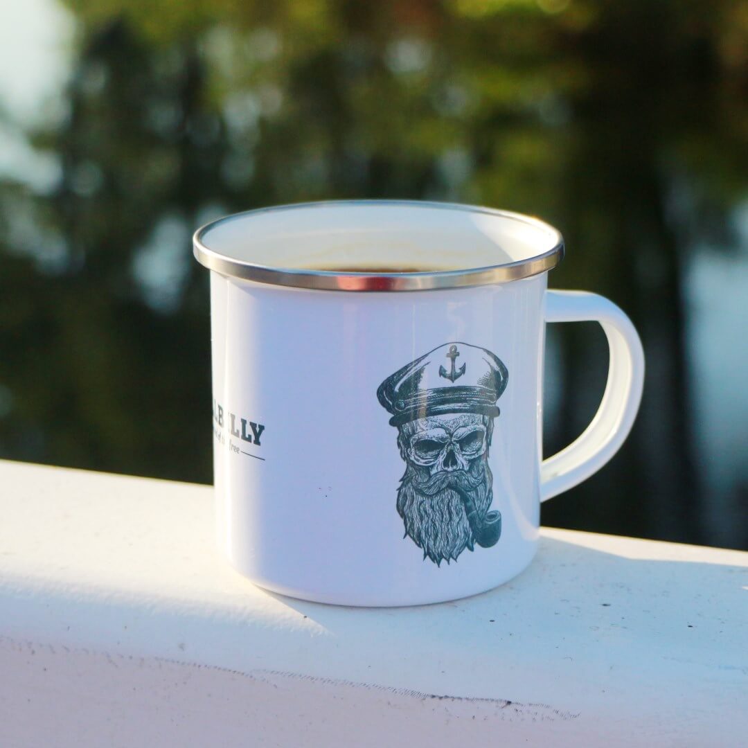 HILLBILLY_Emailletasse_SkullCaptain_Steuerrad_Shopbild_IMG_4119b