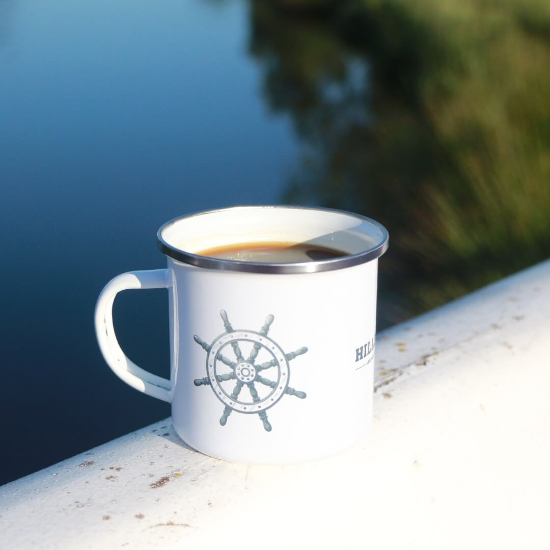 HILLBILLY_Emailletasse_SkullCaptain_Steuerrad_Shopbild_IMG_4134b