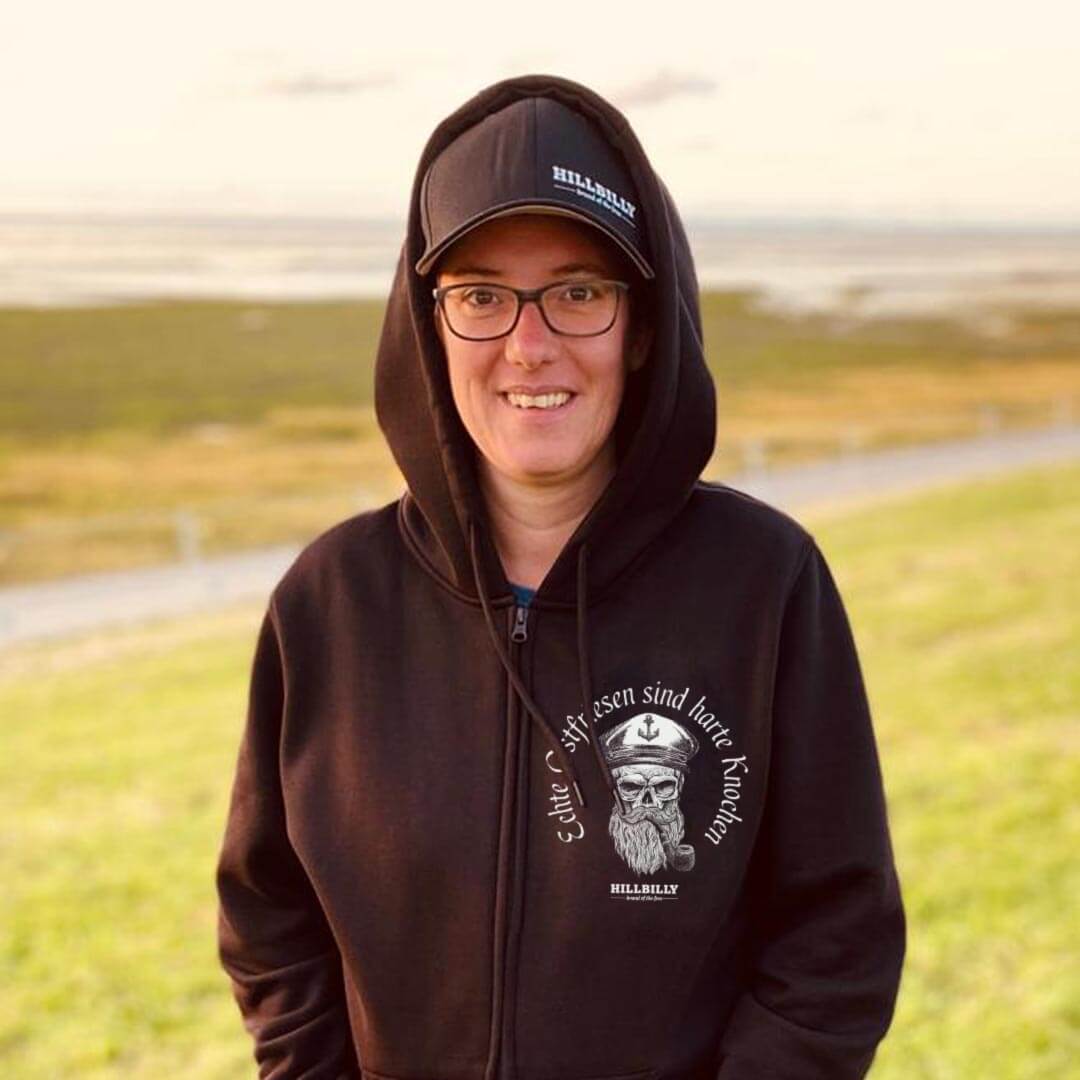 Womens_Zip-Hoodie_HILLBILLY_SkullCaptain-HarteKnochen-black_20200804-0010c6egAo14iA16B Zip-Hoodie Unisex - Echte Ostfriesen sind harte Knochen